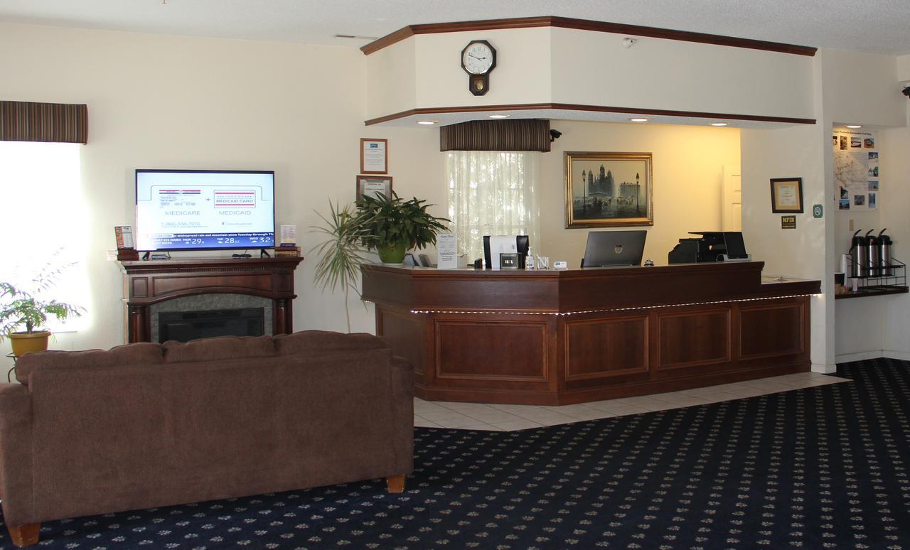 Voyager Inn Сент Игнас Екстериор снимка