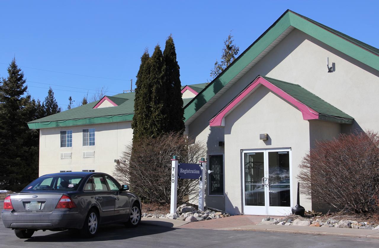 Voyager Inn Сент Игнас Екстериор снимка