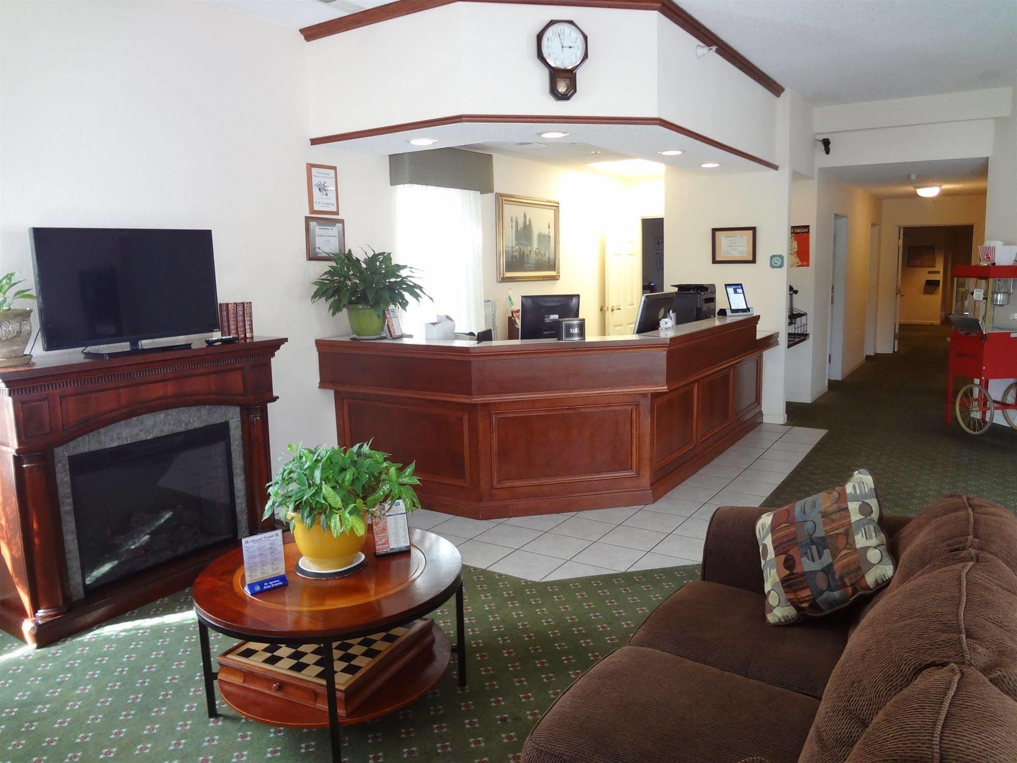 Voyager Inn Сент Игнас Екстериор снимка